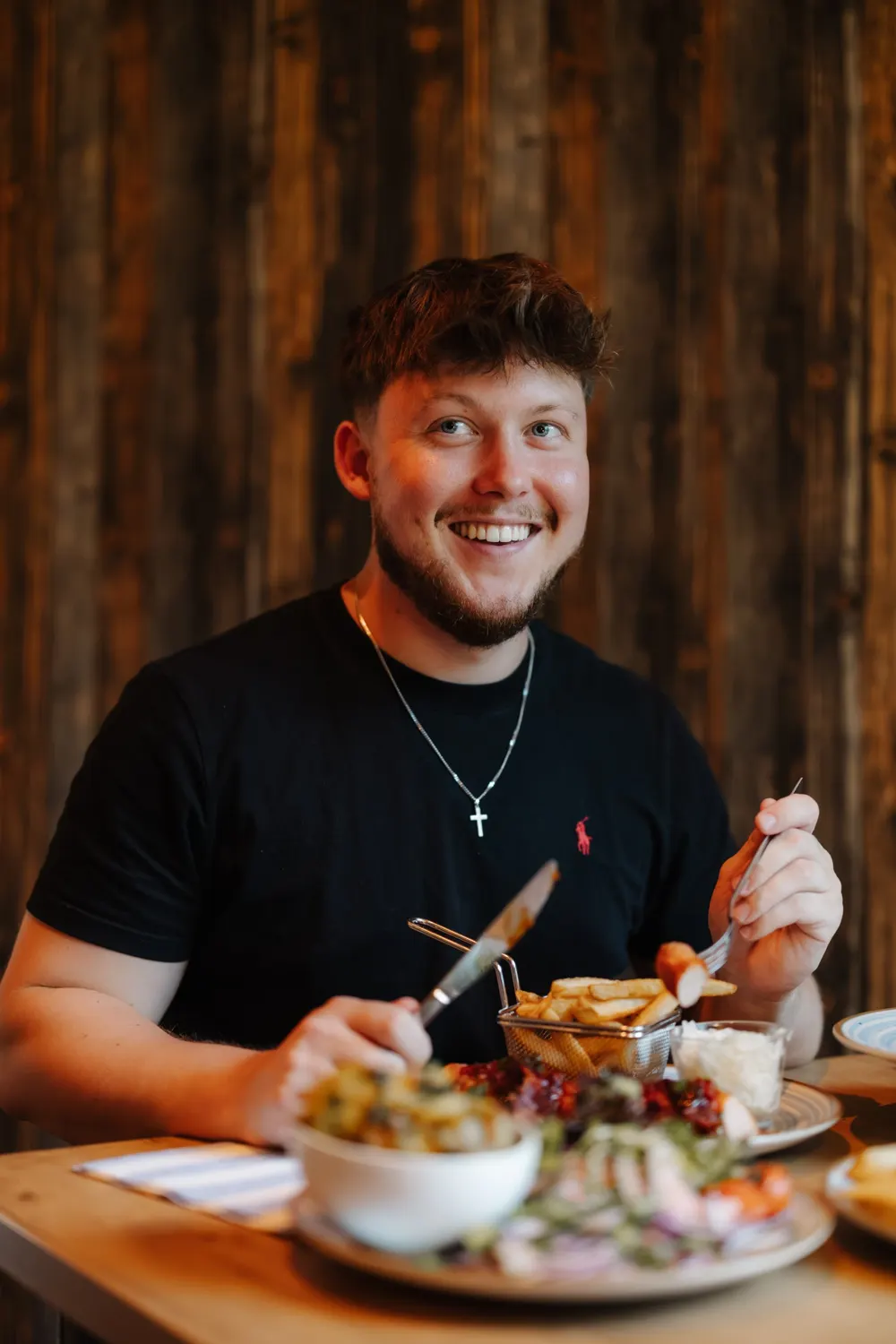 Mica von Journey Studio beim Food-Dreh in einem Restaurant in Braunschweig