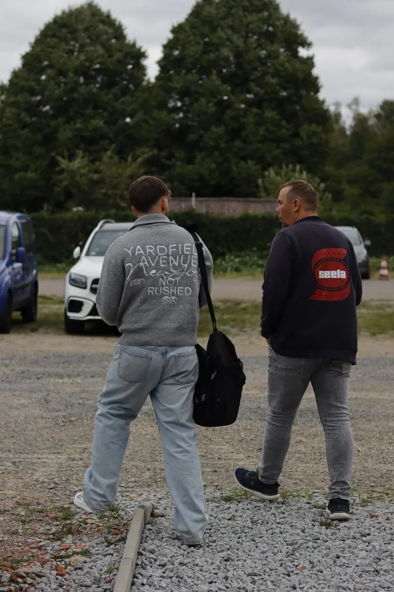 Mica mit einem Fahrlehrer der Verkehrsfachschule SEELA beim Dreh